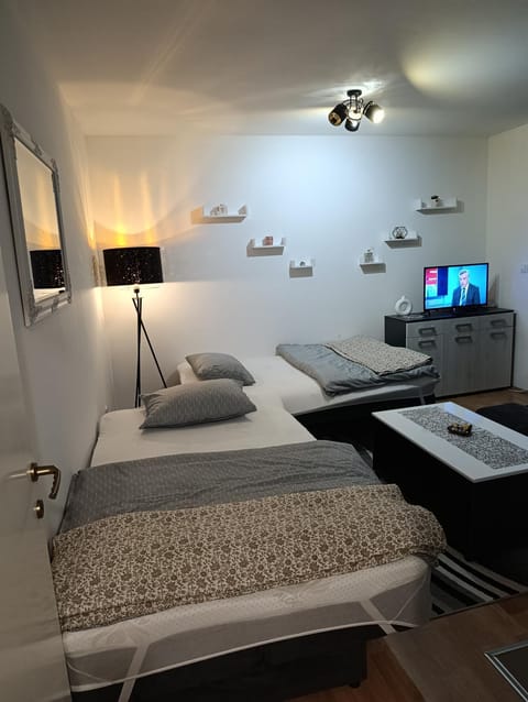 Bed, TV and multimedia, Photo of the whole room, Bedroom