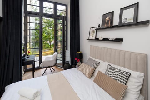 Bed, Photo of the whole room, Seating area, Bedroom