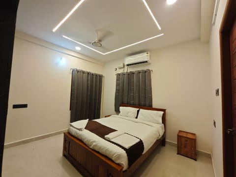 Bed, Photo of the whole room, Bedroom, air conditioner
