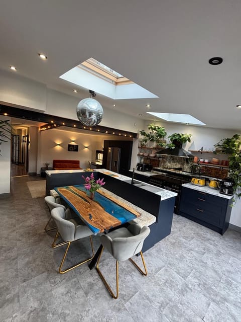 Dining area, kitchen
