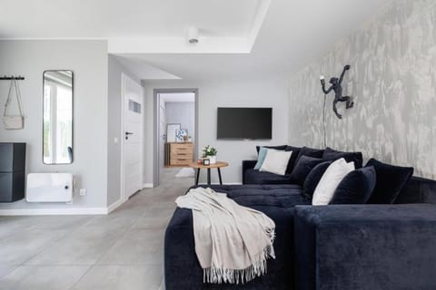 Photo of the whole room, Seating area, towels
