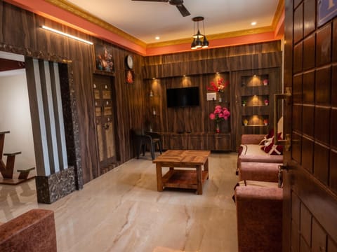 Communal lounge/ TV room, TV and multimedia, Living room, Seating area, Evening entertainment