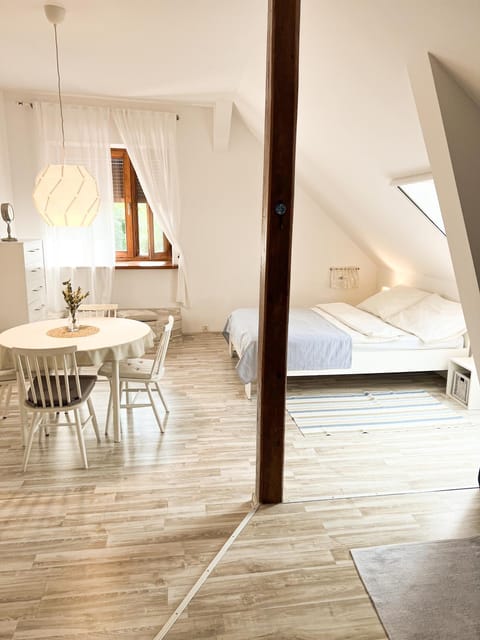Bed, Photo of the whole room, Seating area
