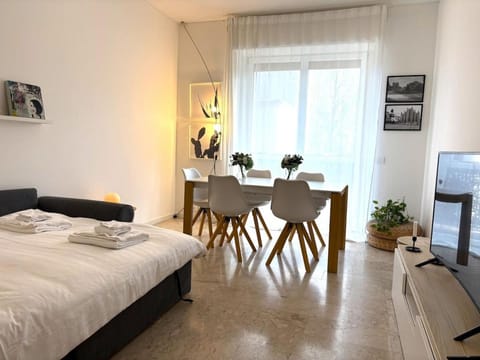 TV and multimedia, Living room, Seating area, Dining area, towels