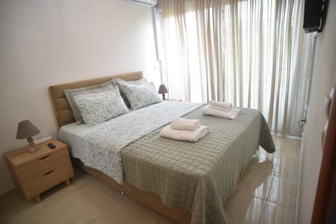 Bed, TV and multimedia, Bedroom