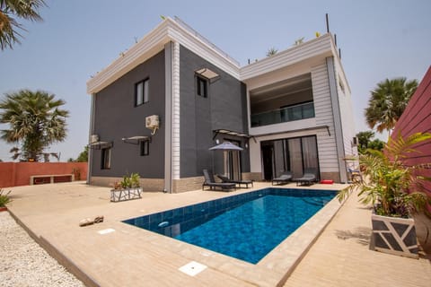 Property building, Patio, Day, Balcony/Terrace, Pool view, Swimming pool, sunbed