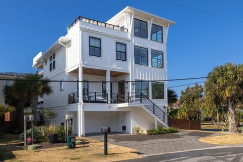 Property building, Day, Neighbourhood, Balcony/Terrace, Parking