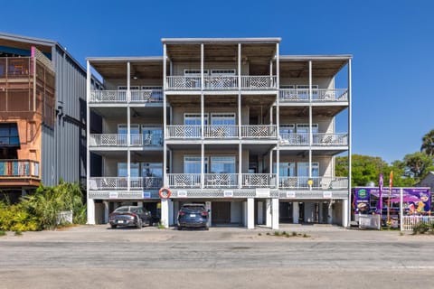 Property building, Facade/entrance, Day, Neighbourhood, Balcony/Terrace, Parking