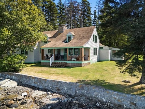 Property building, Day, Natural landscape, Garden, Garden view