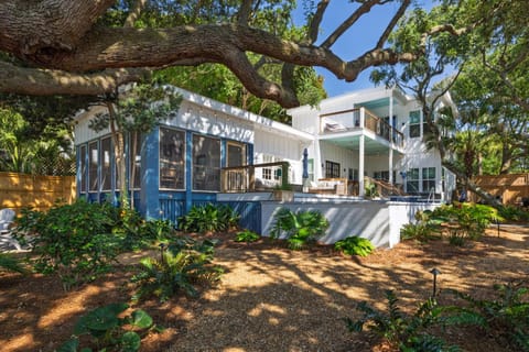 Property building, Facade/entrance, Day, Garden, Balcony/Terrace