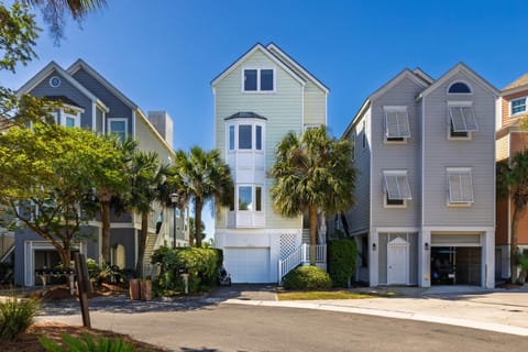 Property building, Facade/entrance, Day, Neighbourhood, Garden, Parking
