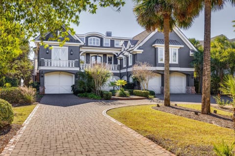 Property building, Facade/entrance, Day, Natural landscape, Garden, Parking