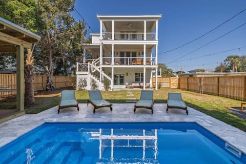 Property building, Day, Garden, Pool view, Swimming pool