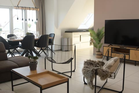 Communal lounge/ TV room, TV and multimedia, Kitchen or kitchenette, Living room, Food, kitchen