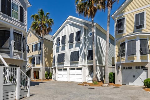 Property building, Facade/entrance, Day, Neighbourhood, Garden, Parking