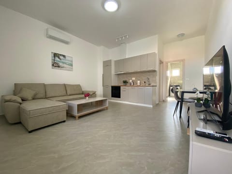 TV and multimedia, Kitchen or kitchenette, Living room, Seating area, Dining area