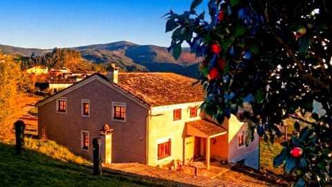 Property building, Spring, Off site, Day, Natural landscape, Garden, Balcony/Terrace, Garden view, Mountain view