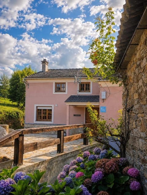 Property building, Natural landscape, Animals, Pets, Garden view, pet friendly