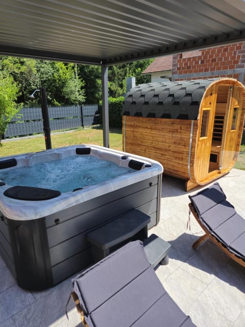 Hot Tub, Sauna