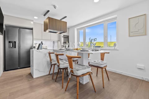 Kitchen or kitchenette, Dining area, minibar, stove