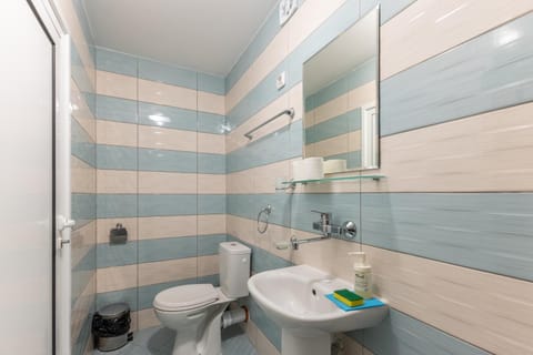 Shower, Toilet, Bathroom, towels