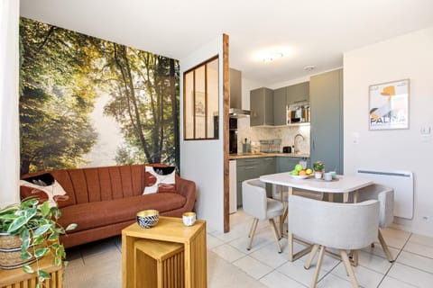 Coffee/tea facilities, Kitchen or kitchenette, Living room, Seating area, Dining area