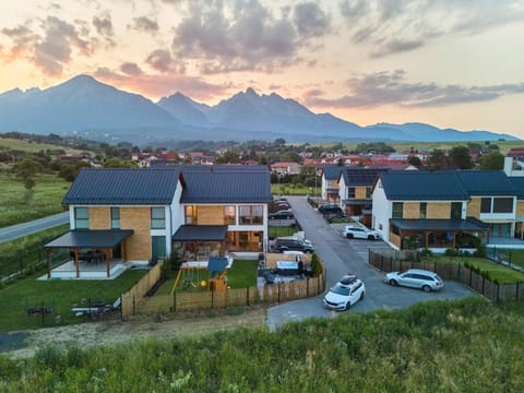 Property building, Day, Natural landscape, Bird's eye view, Garden, Mountain view, Street view, Location, Parking
