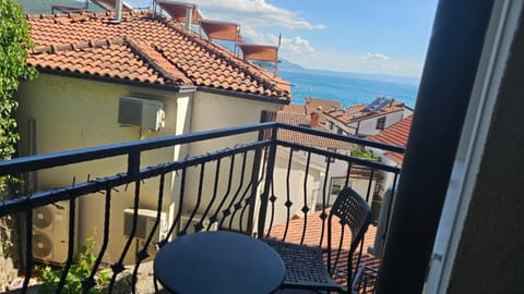 View (from property/room), Balcony/Terrace, City view, Lake view
