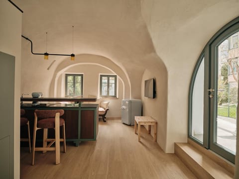 Kitchen or kitchenette, Living room, Seating area, Dining area