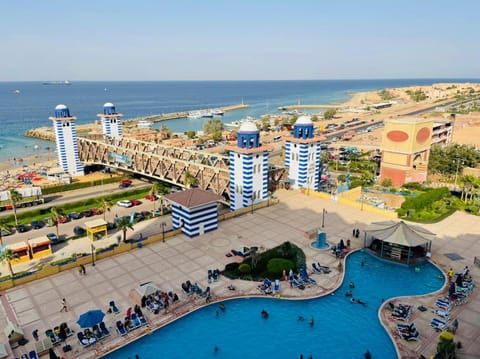 Property building, Nearby landmark, Day, Natural landscape, Bird's eye view, Beach, Evening entertainment, City view, Pool view, Sea view, Swimming pool, Location, sunbed