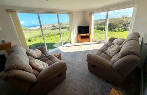Natural landscape, TV and multimedia, View (from property/room), Seating area, Lake view, Sea view, Sea view