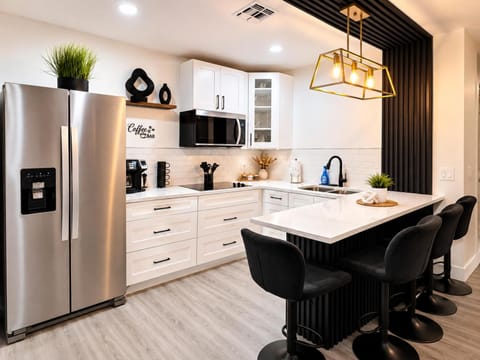 Coffee/tea facilities, Kitchen or kitchenette, stove, toaster