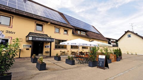 Property building, Patio, Restaurant/places to eat, Day, Garden, Balcony/Terrace, Garden view