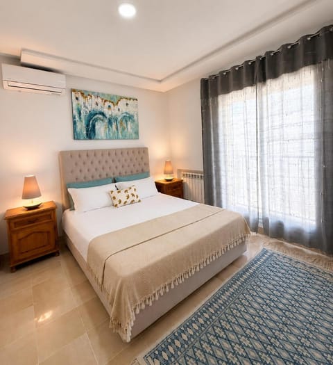 Bed, Photo of the whole room, Bedroom, air conditioner