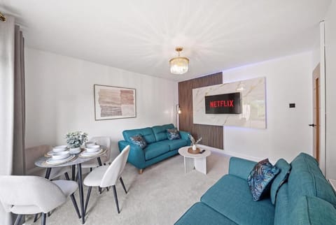 TV and multimedia, Living room, Seating area, Dining area