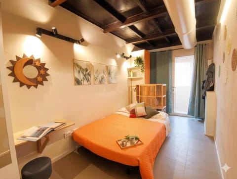 Bed, Living room, Photo of the whole room, Seating area, Bedroom