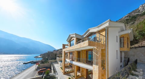 Property building, Off site, Neighbourhood, City view, Garden view, Sea view, Street view