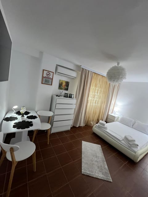 Bed, TV and multimedia, Photo of the whole room, Seating area, Dining area, Bedroom, minibar, towels