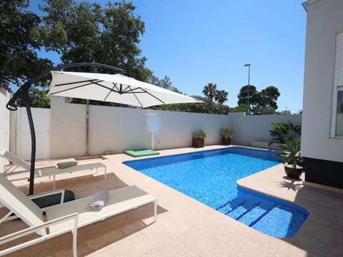 Swimming pool, sunbed