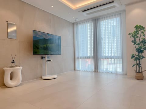 TV and multimedia, Kitchen or kitchenette, Living room, Seating area, Communal kitchen, Sea view, Sea view, kitchen, kitchen, air conditioner
