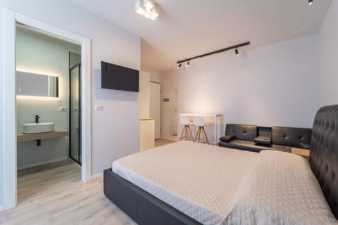 Bed, Bathroom, TV and multimedia, Bedroom