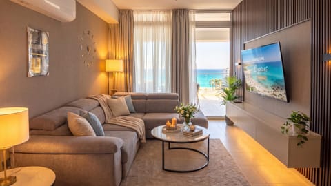 Communal lounge/ TV room, Natural landscape, TV and multimedia, Living room, Seating area, Evening entertainment, Sea view