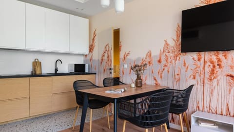 TV and multimedia, Kitchen or kitchenette, Living room, Seating area, Dining area