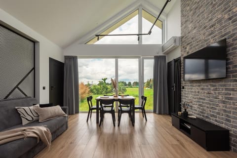 TV and multimedia, Living room, Seating area, Dining area