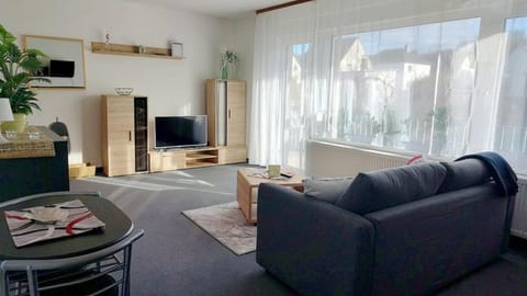 TV and multimedia, Living room, Photo of the whole room, Seating area, Bedroom
