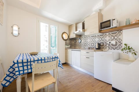 Kitchen or kitchenette, Dining area, dishwasher, stove