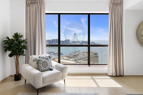 Bed, Natural landscape, Living room, Photo of the whole room, Seating area, Bedroom, City view, Lake view, River view, Sea view