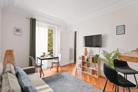 TV and multimedia, Living room, Seating area, Dining area, Evening entertainment