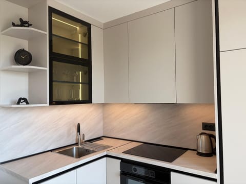 Coffee/tea facilities, Kitchen or kitchenette, dishwasher, oven, stove, kitchen