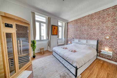 Bed, Sauna, Bedroom